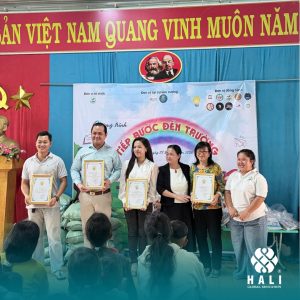 Đại diện HALI Global cùng các đơn vị đồng hành nhận thư cảm ơn tại chương trình “Tiếp bước đến trường 2026” tổ chức tại Trường Mầm non Hoa Mai, Đắk Lắk.